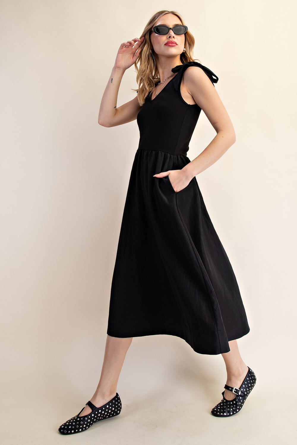 V-Neck Contrast Ribbon Tie Midi Dress